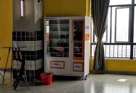 “躺着赚钱”的自动售货机，是实体店竞争的搅